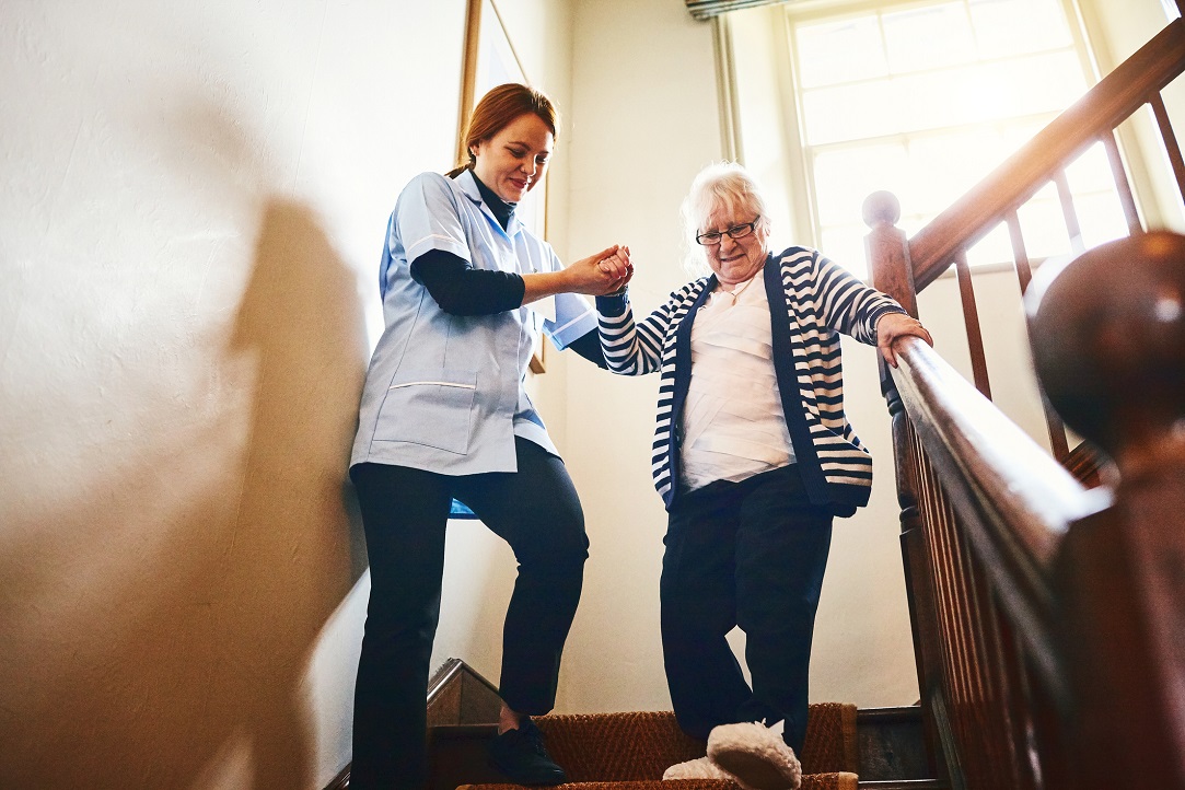 Эксперты НИУ ВШЭ представили доклад о зарубежных практиках долговременного ухода за пожилыми людьми